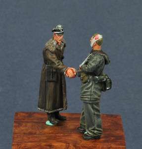   kit 1/35 WWII Germany officer and the wounded 2 figures EF47  