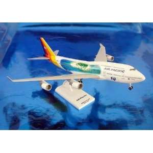  Air Pacific 747 400 1 200 W/GEAR Skymarks Toys & Games