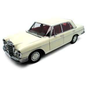   1970 in WHITE Diecast Model Car in 118 Scale by AUTOart Toys & Games