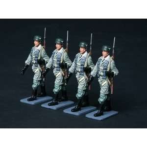  4 Marching FJ Soldiers with Bayonets Fixed Toys & Games