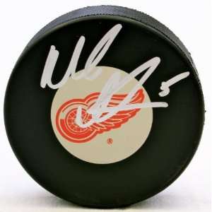  Nicklas Lidstrom Autographed Hockey Puck   Autographed NHL 