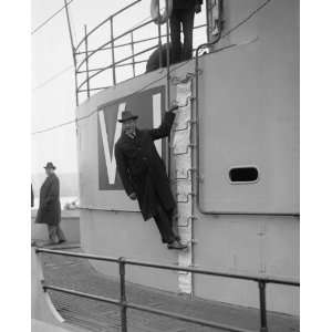  1924 photo Sec. Wilbur inspecting Sub. V 1 at Navy Yard 