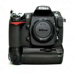 NEW Nikon Original Multi Power MB D10 Battery Grip for D300 / D700 