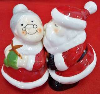 Santa Kissing Mrs Claus Salt & Pepper Shakers 4 1/4 EC  